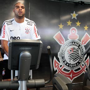 A longa recuperação de Adriano no Corinthians