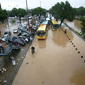 Chuva faz vítimas e alaga ruas no Rio