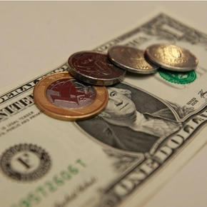 Veja quem se beneficia com o dólar baixo Veja quem se beneficia com o dólar baixo