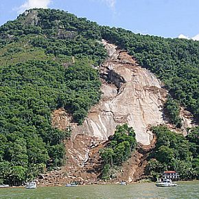 Chuva mata, alaga cidades e interdita estradas Chuva mata, alaga cidades e interdita estradas