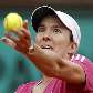 Justine Henin saca durante vitória por 2 sets a 1 sobre M. Sharapova, no Grand Slam de Roland Garros