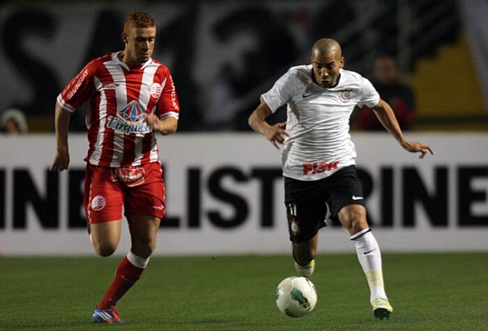 Corinthians vira sobre o Náutico no Pacaembu e reage no Brasileiro
