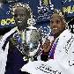 Robert Cheruiyot e Tebya Erkesso posam com o troféu de campeão da maratona de Boston Robert Cheruiyot e Tebya Erkesso posam com o troféu de campeão da maratona de Boston
