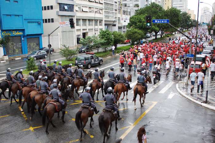 Cavalaria da Policia Militar escolta a torcida do São Paulo, neste  domingo (28). 28/03/2010