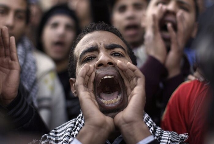 Na Praça Tahrir, egípcios protestam contra governo militar e comemoram um ano sem Hosni Mubarak