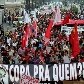 Protesto por moradia e contra a Copa ocupa parte da Avenida Paulista, em SP