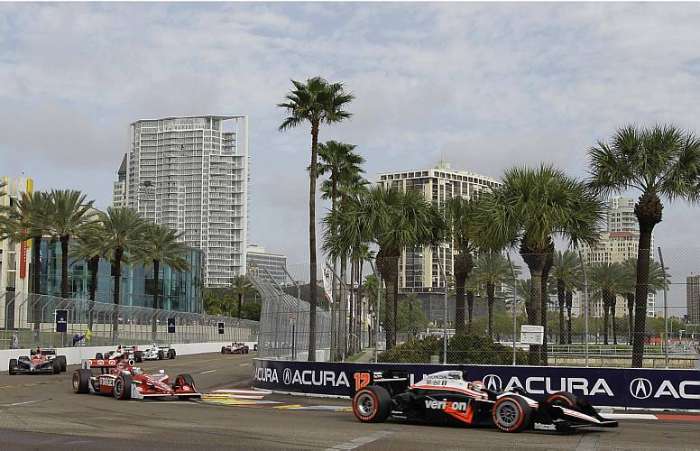 Will Power (dir) durante etapa de São Petersburgo, pela F-Indy;segunda vitória na temporada
