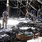 Tailandeses carregam um cofre pelo teatro incendiado pelos manifestantes em Bangcoc Tailandeses carregam um cofre pelo teatro incendiado pelos manifestantes em Bangcoc