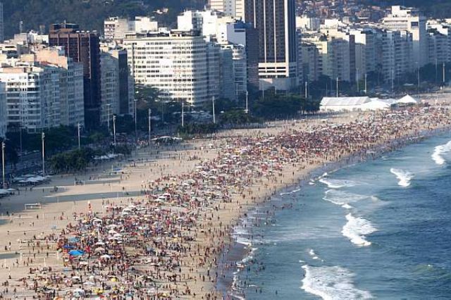 Cariocas lotam a praia de Copacabana neste feriado de 7 de Setembro. 