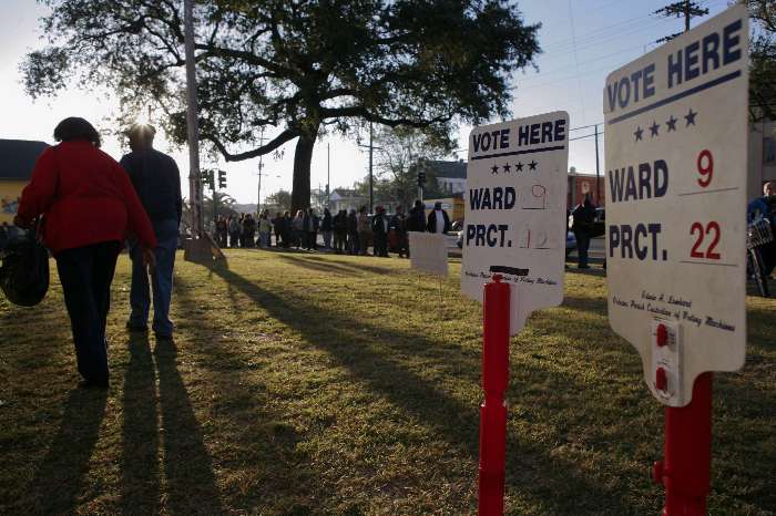Moradores de New Orleans caminham para um colégio eleitoral nesta terça, 4