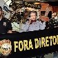 O prefeito do Rio de Janeiro, Eduardo Paes, volta de Londres com a bandeira olímpica