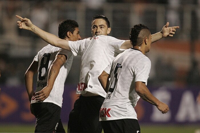 Paulinho marca no final e Corinthians bate Cruzeiro