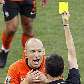 O árbitro espanhol Undiano mostra o cartão amarelo para Robben, da Holanda O árbitro espanhol Undiano mostra o cartão amarelo para Robben, da Holanda