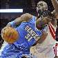 Nenê disputa jogada com Carl Landry em vitória do Nuggets sobre o Rockets por 97 a 92