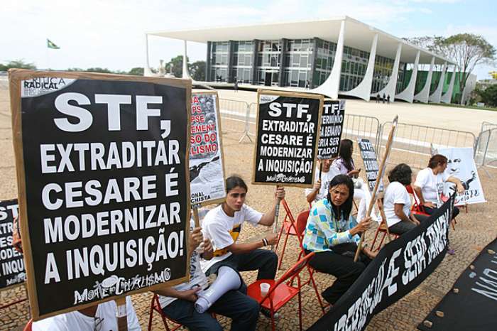  Manifestantes a favor de Cesare Batisti em frente ao STF, onde ocorre o julgamento do caso Battisti