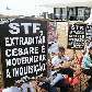 Manifestantes a favor de Cesare Batisti em frente ao STF, onde ocorre o julgamento do caso Battisti Manifestantes a favor de Cesare Batisti em frente ao STF, onde ocorre o julgamento do caso Battisti