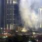 Após explosões, fumaça sobe sobre os hotéis Ritz-Carlton e Marriott Após explosões, fumaça sobe sobre os hotéis Ritz-Carlton e Marriott