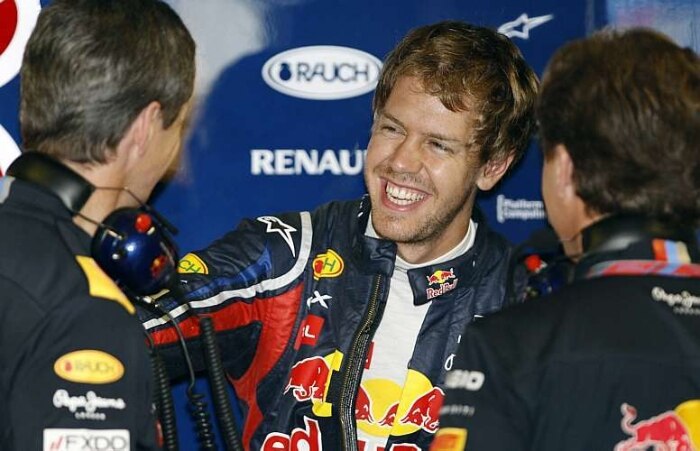 Líder do campeonato, Vettel mostra simpatia ao lado dos mecânicos da Red Bull