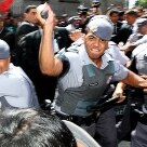 Confira imagens da pancadaria em manifestação em São Paulo Cidades - Protesto em frente à Catedral da Sé, no Centro de São Paulo, terminou em pancadaria entre manifestantes e policiais militares nesta quarta feira, aniversário da Cidade - Foto: Marcio Fernandes/AE