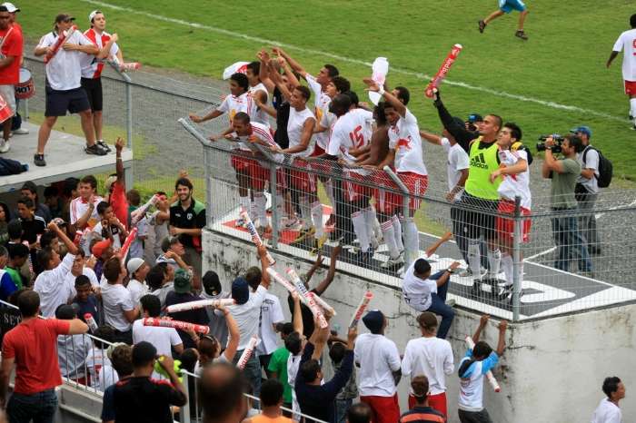 Jogadores do Red Bull Brasil comemoram o acesso à Série A-3 do Paulistão