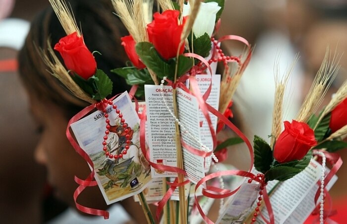Fiéis celebram o dia de São Jorge no Rio