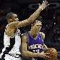 Hill, do Spurs, tenta parar Steve Nash (com pontos no supercílio esquerdo e inchado), do Suns