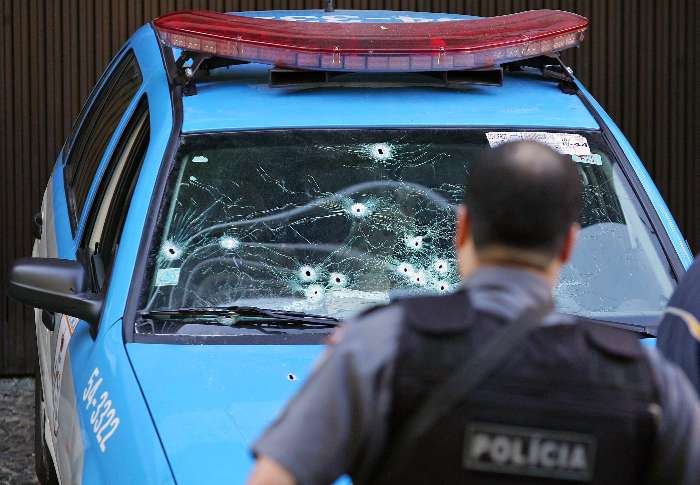 PMs são metralhados e mortos dentro de carro no RJ