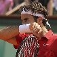 Muito exigido durante a partida, Federer limpa o suor de seu rosto