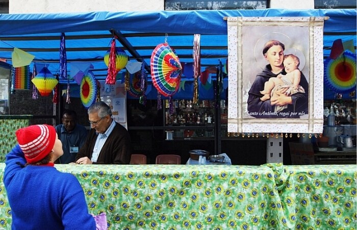 Fiéis celebram Dia de Santo Antônio com bolo e pãozinho