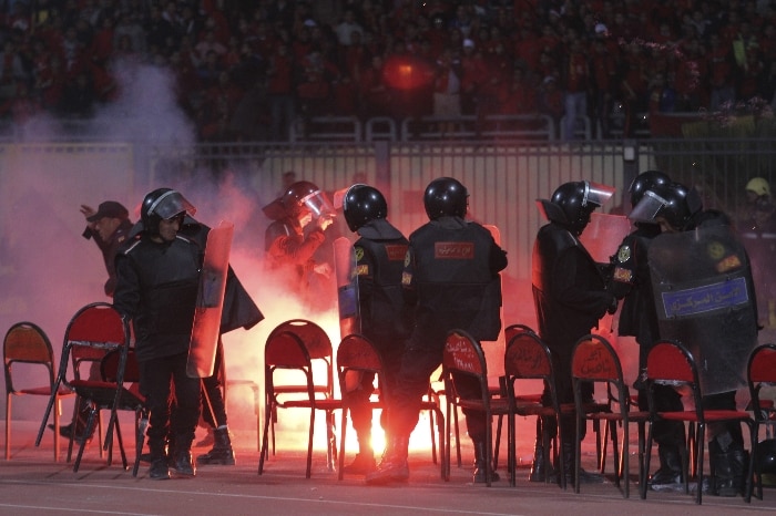 Torcida invade campo no Egito e ao menos 73 pessoas morrem
