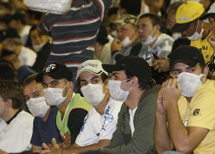 Torcedores que acompanharam Coritiba e Santos utilizaram máscaras contra a gripe