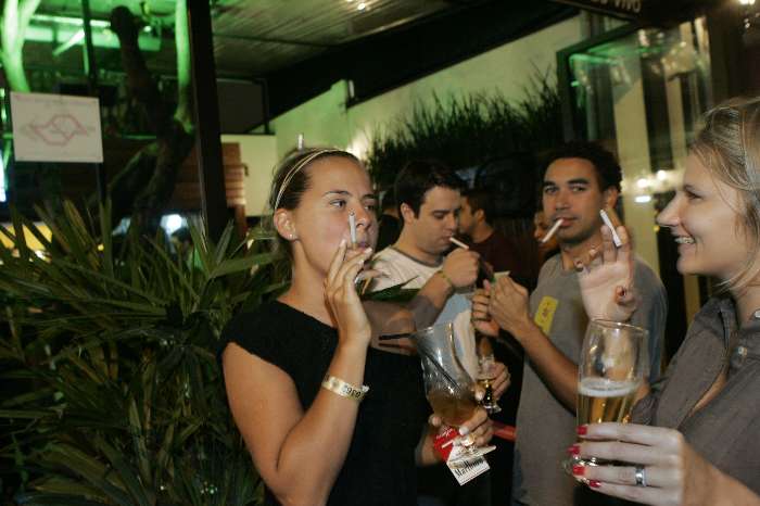 Clientes foram fumar fora de um bar, no Tatuapé, para não ferir a lei