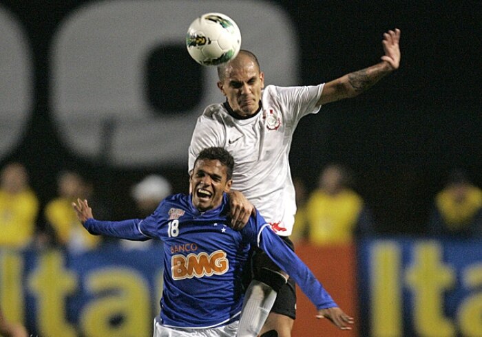 Paulinho marca no final e Corinthians bate Cruzeiro