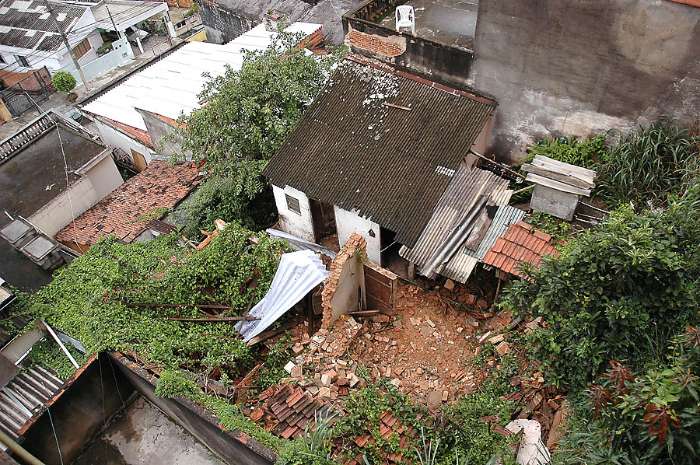 Casa desaba durante chuva e deixa vitíma fatal no bairro de Pompéia, em São Paulo. 21/01/2010 