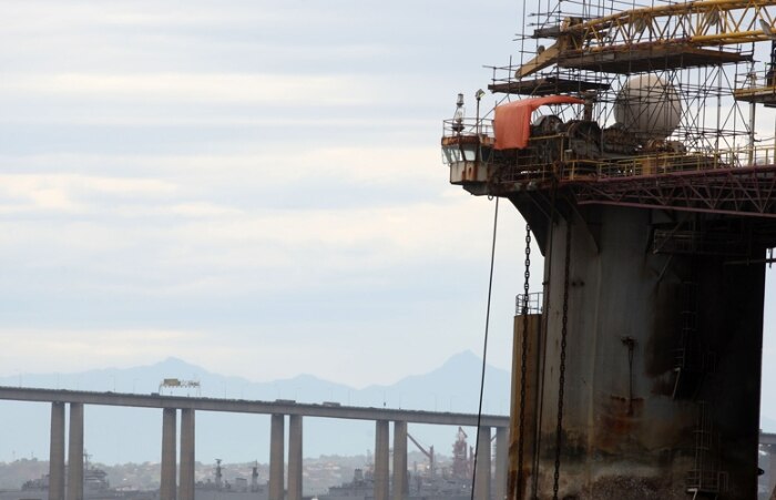Plataforma de petróleo inclina na Baía de Guanabara