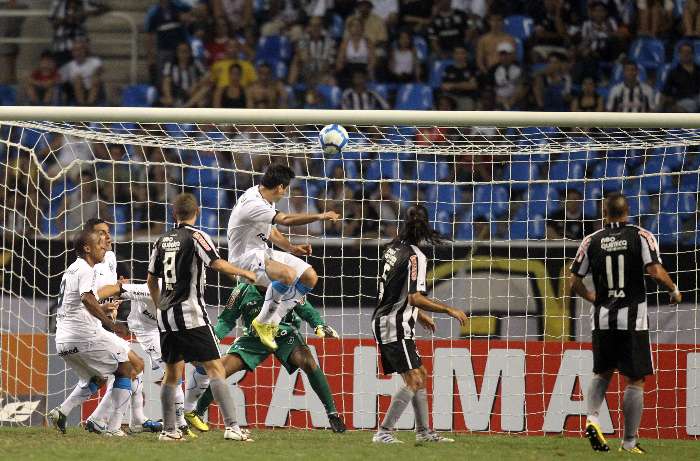 O atacante Jonas cabeceia a bola para marcar o gol de empate do Grêmio com o Botafogo