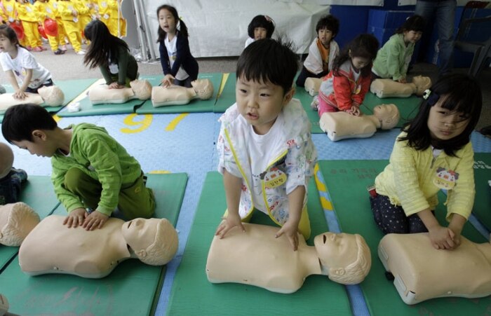 Jardim de infância sul-coreano tem aulas de primeiros socorros para incêndios e terremotos 