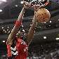 Chris Bosh, do Toronto Raptors, enterra a bola na cesta em jogo pela NBA