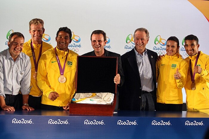O prefeito do Rio de Janeiro, Eduardo Paes, volta de Londres com a bandeira olímpica