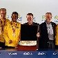 O prefeito do Rio de Janeiro, Eduardo Paes, volta de Londres com a bandeira olímpica