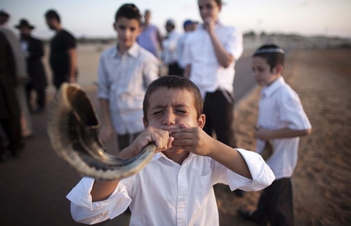 Garoto judeu toca o shofar durante celebrações em Ashdod, Israel