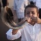 Garoto judeu toca o shofar durante celebrações em Ashdod, Israel