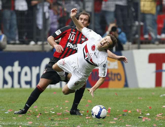 Dagoberto, do São Paulo, cai após sofrer falta de Paulo Baier, do Atlético
