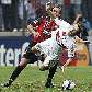 Dagoberto, do São Paulo, cai após sofrer falta de Paulo Baier, do Atlético
