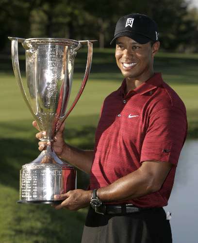 Tiger Woods comemora a conquista do Torneio de Chicago