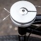 Máquina móvel de café expresso que tritura o grão por meio de pedaladas