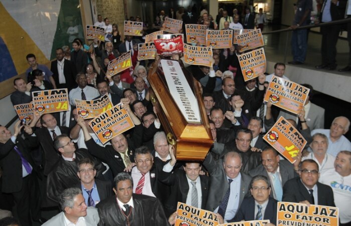 Manifestantes promovem o enterro simbólico do fator previdenciário 