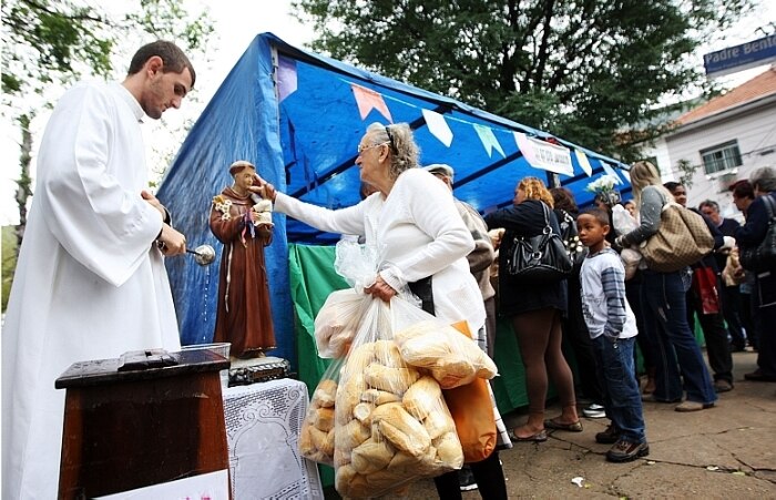 Fiéis celebram Dia de Santo Antônio com bolo e pãozinho