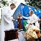 Fiéis celebram Dia de Santo Antônio com bolo e pãozinho