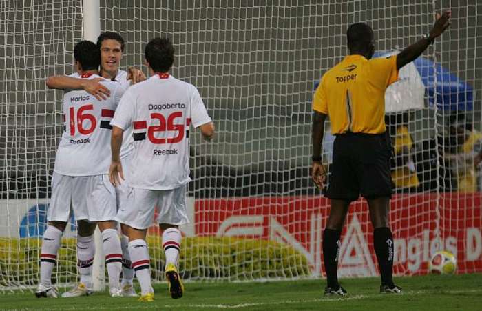 Com dois gols, Hernanes foi o destaque da vitória do São Paulo por 5 a 0 sobre o Botafogo-SP